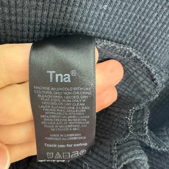 Aritzia TNA Waffle Knit Crop Shirt Black Size Medium - Picture 5 of 5